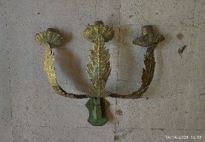 Applique in ferro battuto laccate verdi a tre luci con foglie sbalzate raccogli cera sempre in ferro sbalzato XVIII° sec. h. cm. 25 